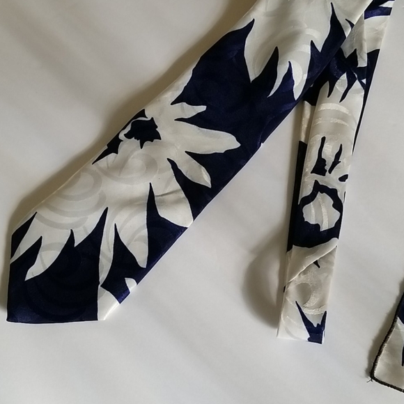 Lago necktie and pocket square - Picture 8 of 9